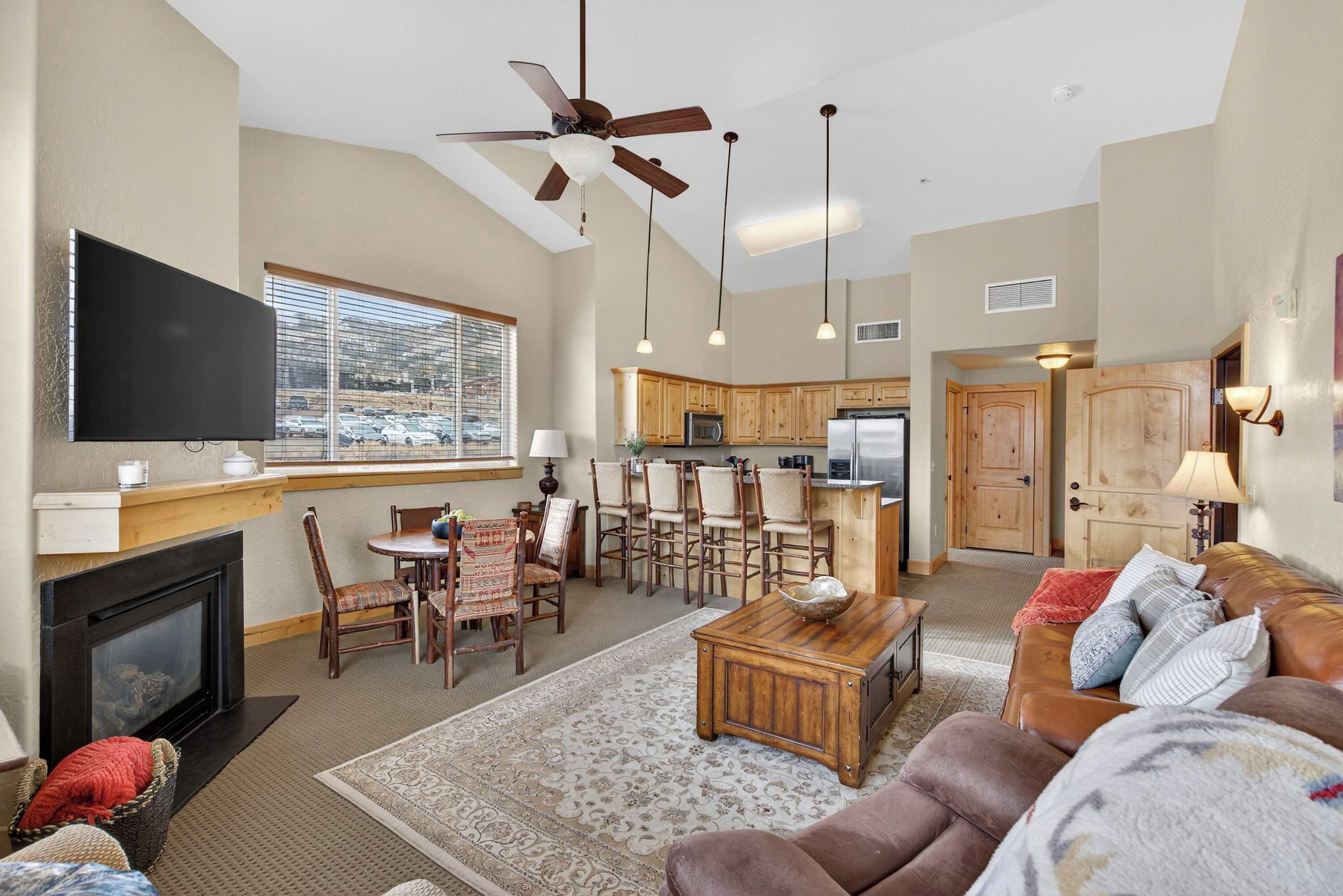 تلفزيون، مدفأة، مكتب