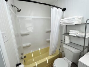 Serviettes fournies, savon, papier de toilette