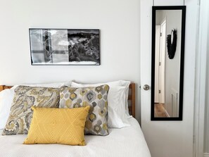 1 bedroom, iron/ironing board, WiFi, bed sheets - StayClosePets, ground lvl, Queen, 30days+ (Kirksville)