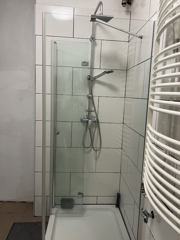 Dusche, Handtücher, Seife, Toilettenpapier