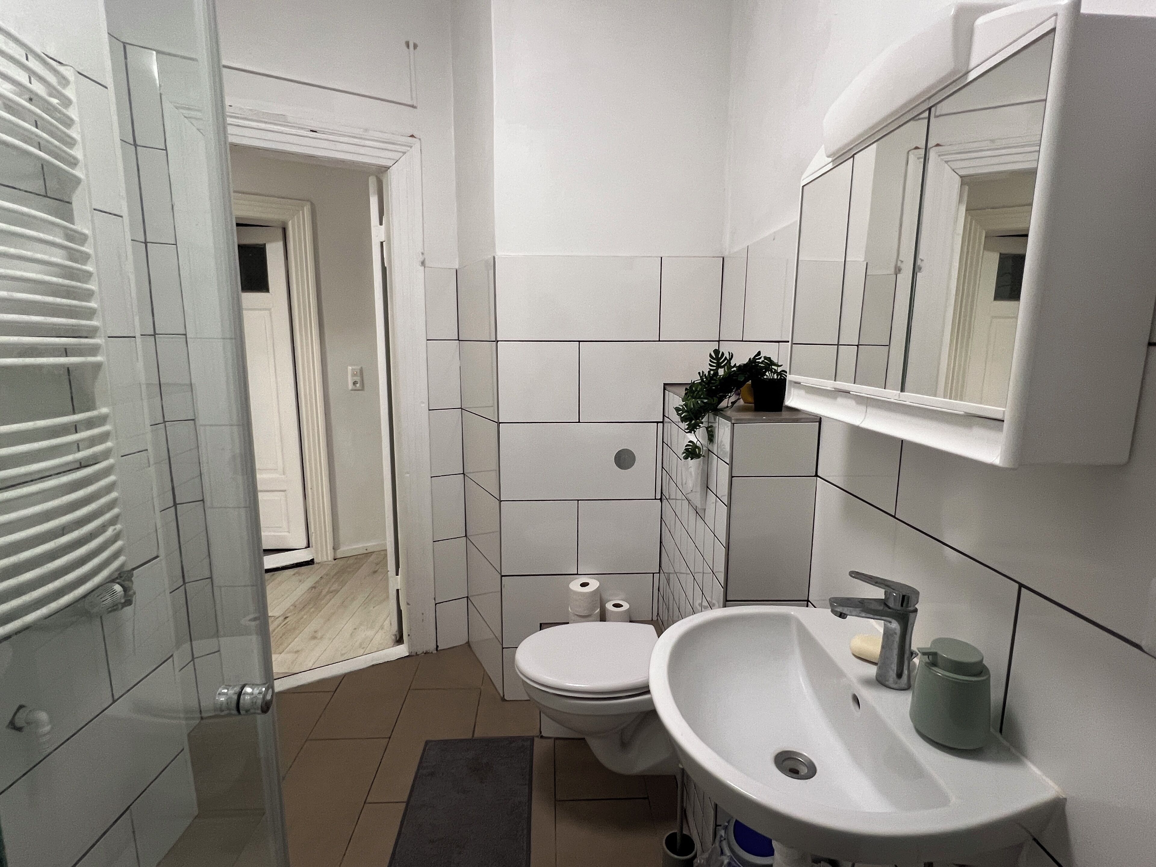 Dusch, handdukar, tvål och toalettpapper