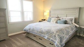 4 bedrooms, iron/ironing board, WiFi, bed sheets - Short Walk to CdA Lake, Downtown & Hiking - Historic Garden District Home (Coeur d'Alene)