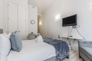 1 habitación, tabla de planchar con plancha, wifi y ropa de cama 