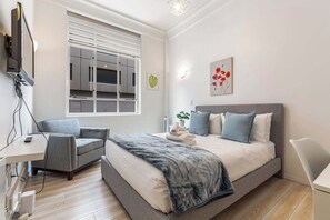 1 bedroom, iron/ironing board, WiFi, bed sheets - Charming Historic Studio on Queen Street (Auckland Central)