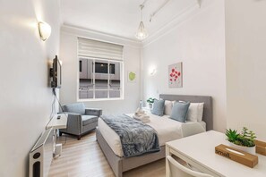 1 habitación, tabla de planchar con plancha, wifi y ropa de cama 