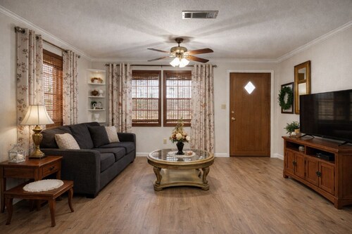 Groveton Country Cottage. In the Heart of Historic Trinity County. Sleeps 7