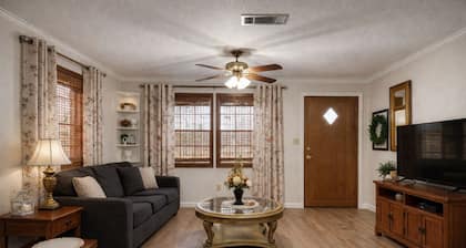 Groveton Country Cottage. In the Heart of Historic Trinity County. Sleeps 7