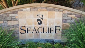 Un muro di pietra con la scritta "SEACLIFF" in caratteri grandi.