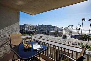 Outdoor dining - North Coast Village D204 (Oceanside)