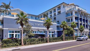 Ein mehrstöckiges Hotel mit einem auffälligen Schild mit der Aufschrift 'THE SEABEC'.