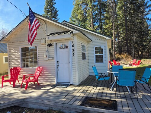 Moonlight Cottage- Camper Parking & Great Fire Pit! Walk to Lake or Town!