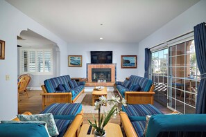 TV - Roof Top Deck Private Jacuzzi AC, M-A (Oceanside)