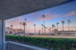 Interior - Sunrise & Sunset by the Sea  812-1 (Oceanside)