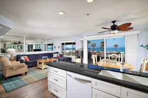 TV, offices - 501P-5 Panoramic Ocean & Pier Views! (Oceanside)