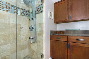 Shower, hair dryer, towels - 5N-53 Beach Bliss Ocean Views! (Oceanside)
