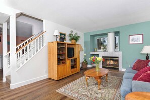 TV, fireplace - 3's Pine Olde Carlsbad (Carlsbad)