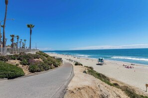 Una spiaggia nelle vicinanze