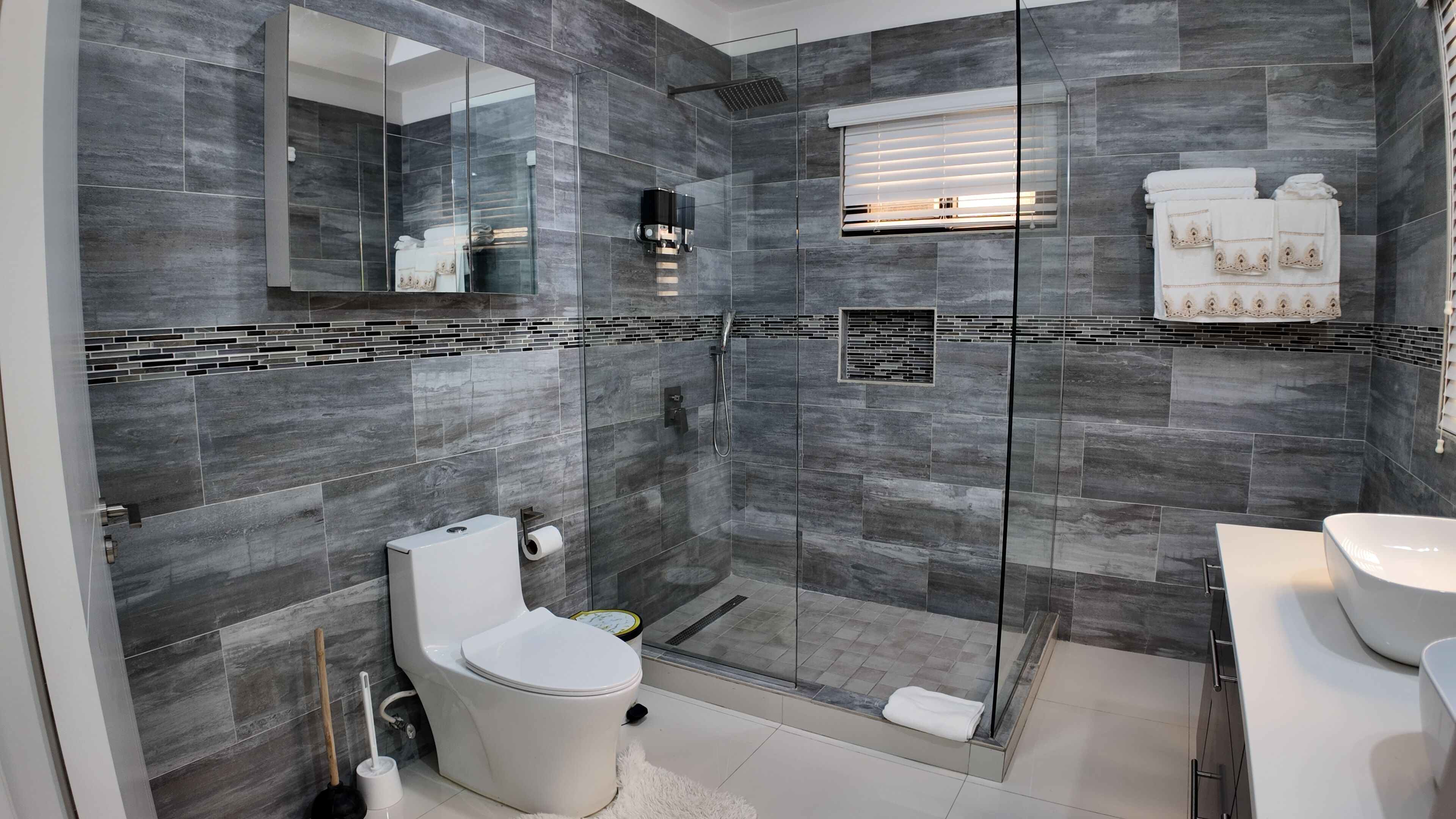 Een douche, een haardroger, handdoeken, zeep