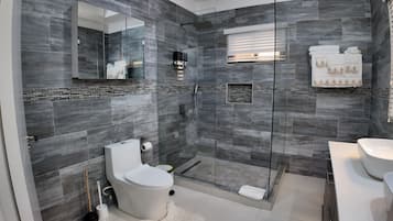 Een douche, een haardroger, handdoeken, zeep