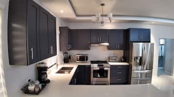 Microondas, horno, placa de cocina