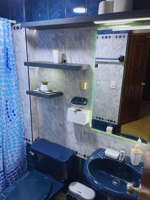 Hair dryer, towels, soap, toilet paper - Second floor apartment 7 mins from the historic center. (Trujillo)