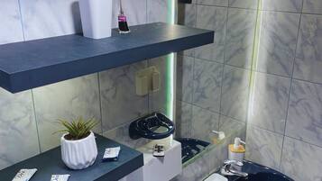 Haartrockner, Handtücher, Seife, Toilettenpapier