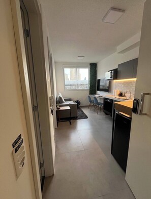 Smart TV, music library - Charming apartment across from the São Paulo metro. (São Paulo)