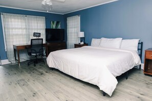 Iron/ironing board, WiFi, bed sheets - Spacious 5-bedroom house in beautiful High Point with AC (High Point)