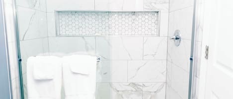 Een haardroger, handdoeken, zeep, toiletpapier