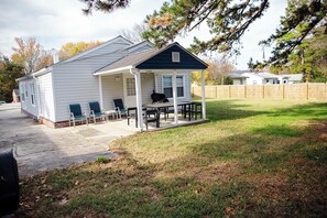 Outdoor dining - Spacious 5-bedroom house in beautiful High Point with AC (High Point)