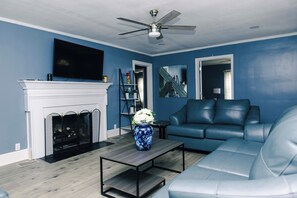Living area - Spacious 5-bedroom house in beautiful High Point with AC (High Point)