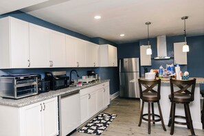 Private kitchen - Spacious 5-bedroom house in beautiful High Point with AC (High Point)