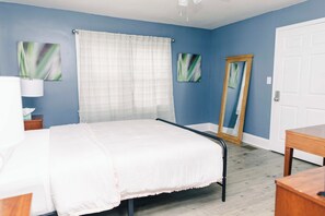 Iron/ironing board, WiFi, bed sheets - Spacious 5-bedroom house in beautiful High Point with AC (High Point)