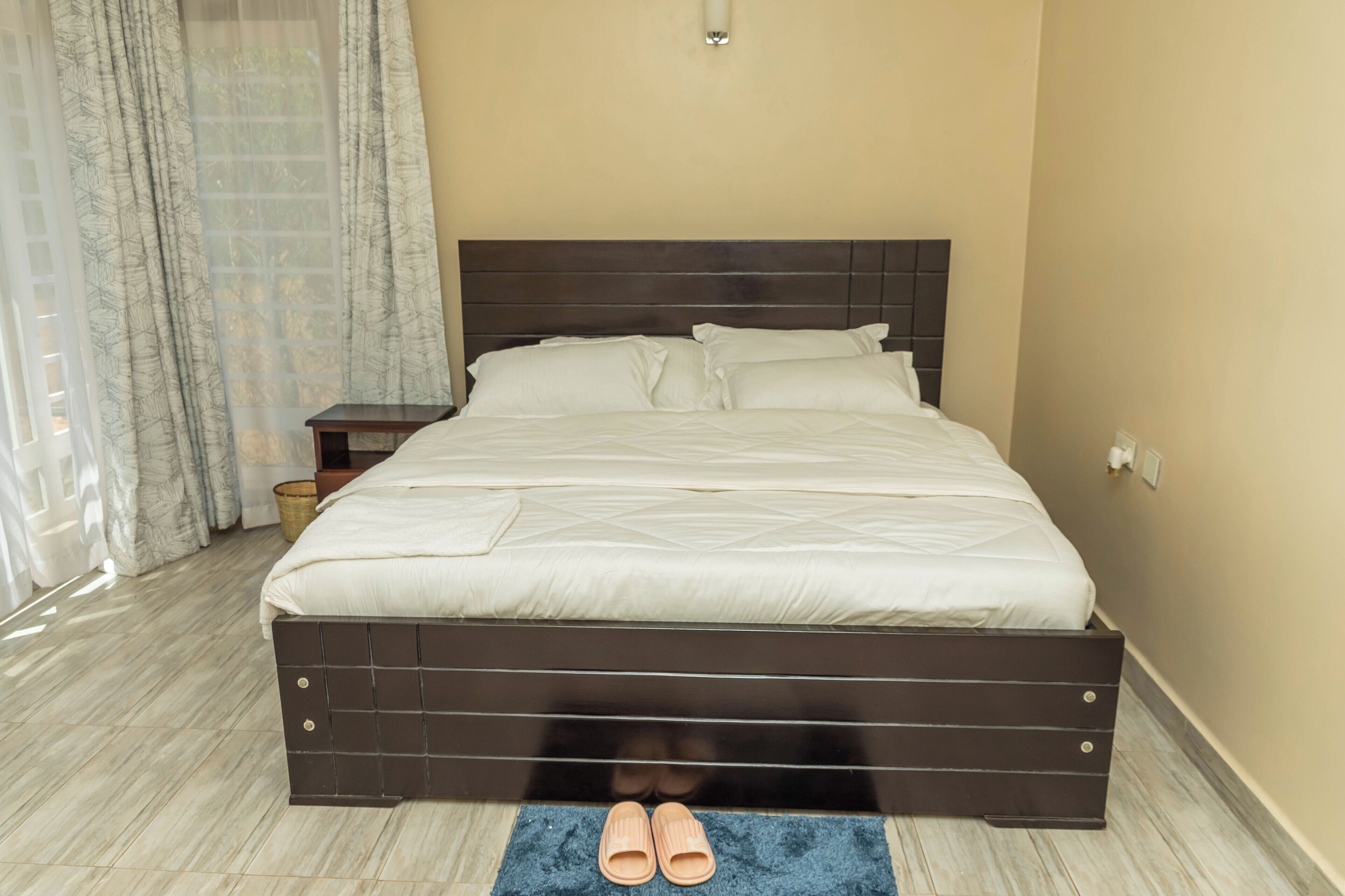 Silitysrauta/-lauta, Wi-Fi, vuodevaatteet