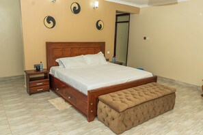 Iron/ironing board, WiFi, bed sheets - Fantastic 5-bedroom villa near ciala resort in kisumu. Great hill view. (Kisumu)