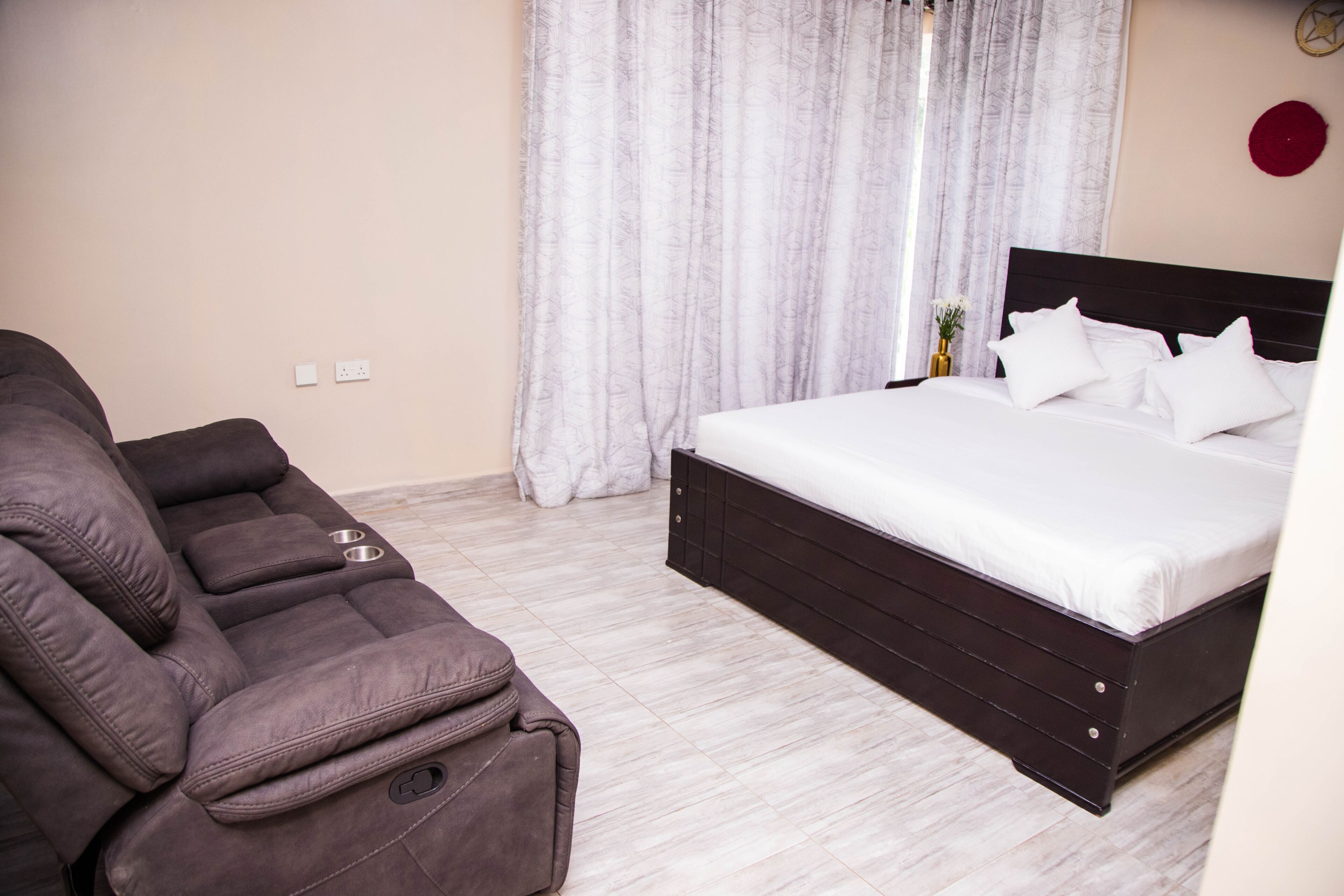 5 bedrooms, iron/ironing board, WiFi, bed sheets