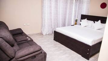 5 bedrooms, iron/ironing board, WiFi, bed sheets