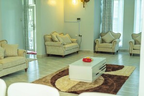Living area - Fantastic 5-bedroom villa near ciala resort in kisumu. Great hill view. (Kisumu)