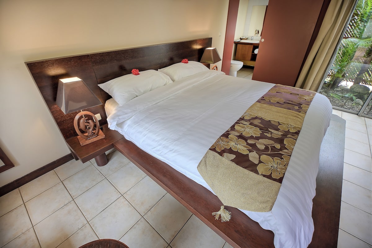 Habitación doble superior | Caja de seguridad en la habitación, escritorio y cortinas blackout