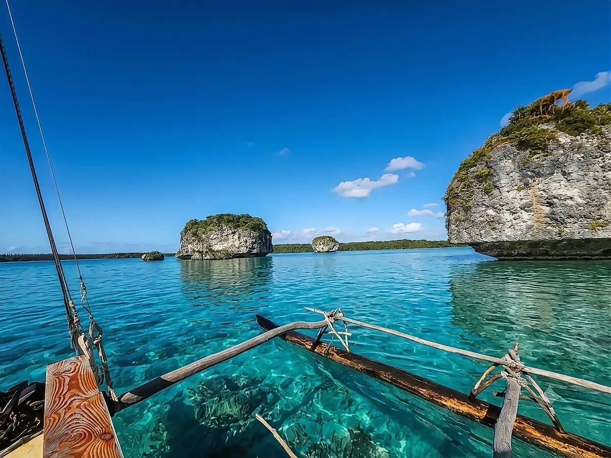 Ein Boot mit freiem Blick auf das Wasser und ferne Felsenformationen.