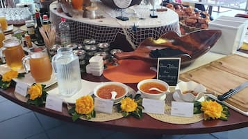 Desayuno buffet (EUR 2340 por persona)