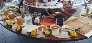 Desayuno buffet (EUR 2340 por persona) 