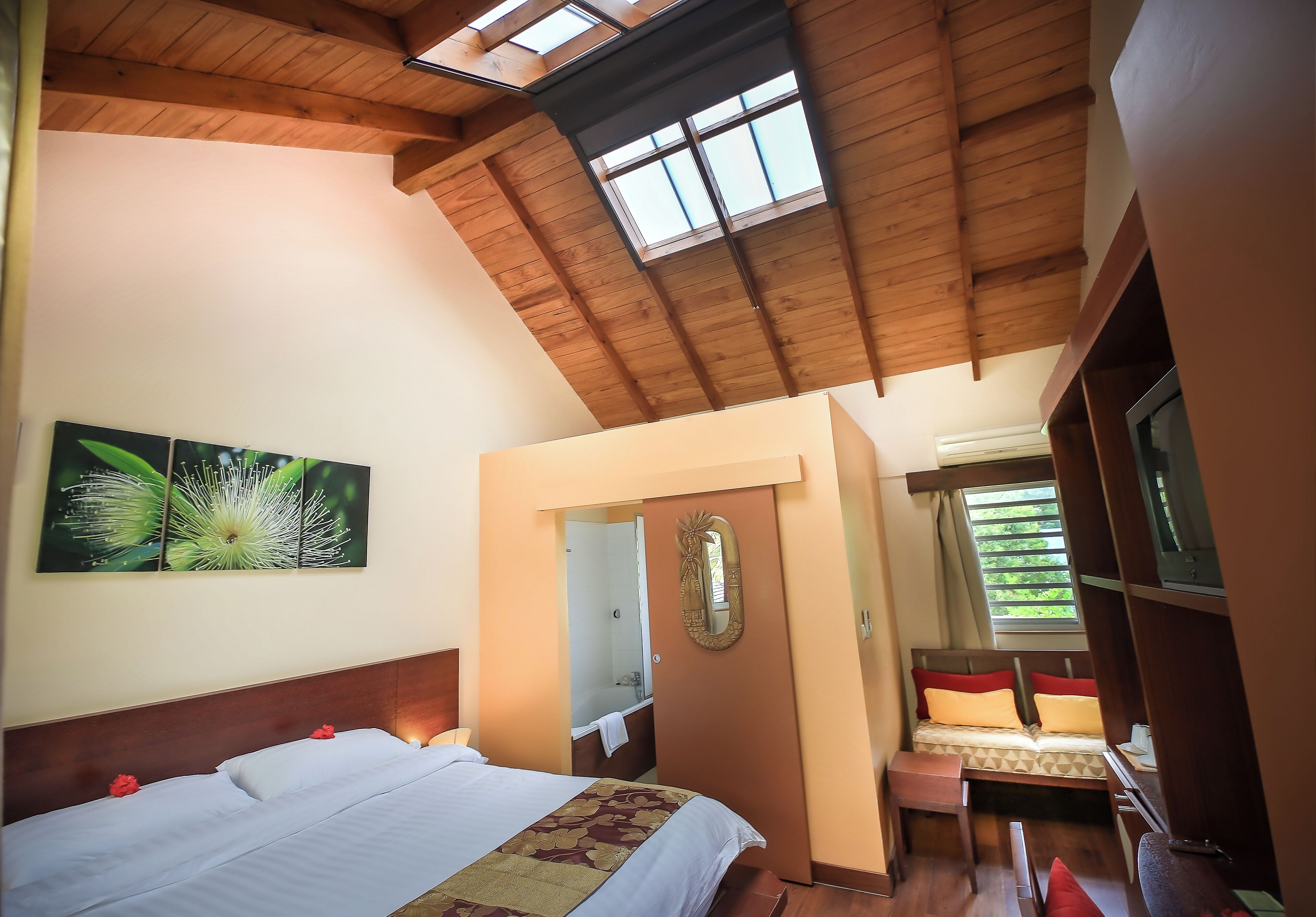 غرفة ديلوكس | خزنة داخل الغرفة ومكتب وستائر تعتيم