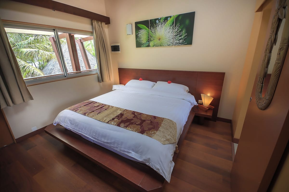 Habitación Deluxe | Caja de seguridad en la habitación, escritorio y cortinas blackout