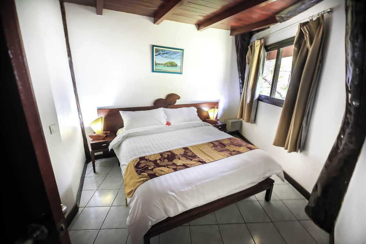 Bungalow familiar | Caja de seguridad en la habitación, escritorio y cortinas blackout