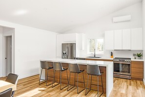 Private kitchen - Chalet LE ST-MO - avec spa (Trois-rives)