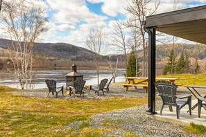Outdoor dining - Chalet LE ST-MO - avec spa (Trois-rives)