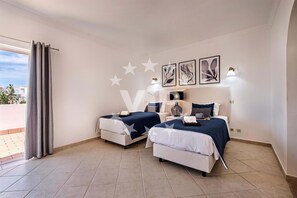 Iron/ironing board, WiFi, bed sheets - 4-bedroom house with private pool in central Albufeira, quiet and spacious (Albufeira)