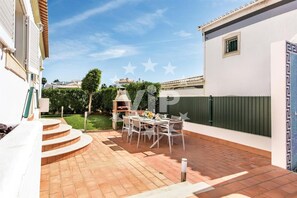 Outdoor dining - 4-bedroom house with private pool in central Albufeira, quiet and spacious (Albufeira)