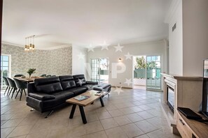 Living area - 4-bedroom house with private pool in central Albufeira, quiet and spacious (Albufeira)